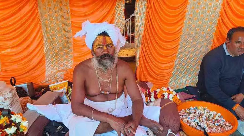 बयाना की नई सब्जी मंडी में श्रीमद्भागवत कथा और यज्ञ स्थल की परिक्रमा करते श्रद्धालु। बयाना की नई सब्जी मंडी में श्रीमद्भागवत कथा और यज्ञ स्थल की परिक्रमा करते श्रद्धालु।