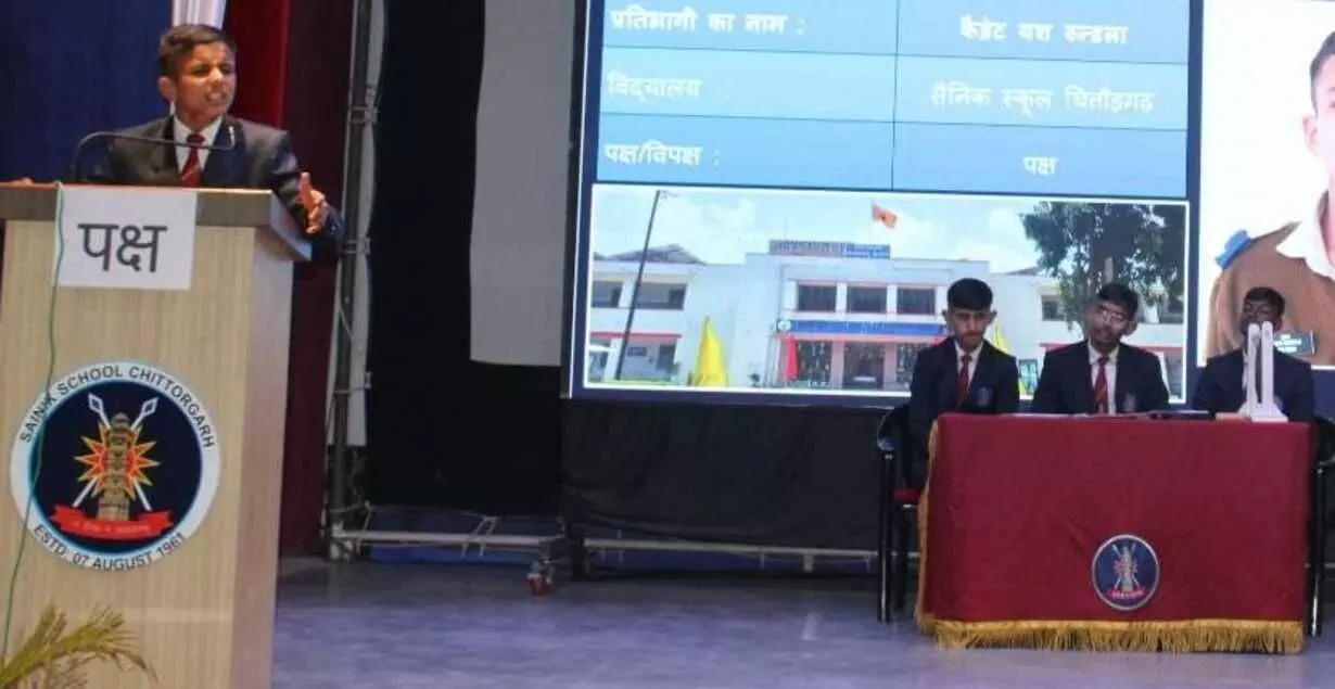 सैनिक स्कूल चित्तौड़गढ़ के शंकर मेनन सभागार में मंच पर दीप प्रज्वलन करते अतिथि और उपस्थित छात्र। सैनिक स्कूल चित्तौड़गढ़ के शंकर मेनन सभागार में मंच पर दीप प्रज्वलन करते अतिथि और उपस्थित छात्र।