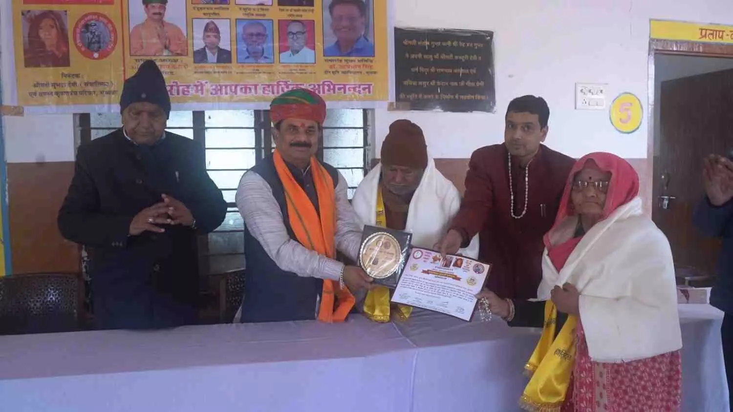 भुसावर में मेधावी विद्यार्थियों और समाजसेवियों को मंच पर पुरस्कार प्रदान करते हुए अतिथि और आयोजक।