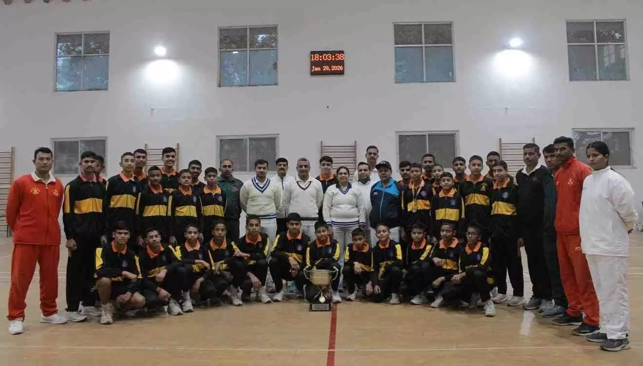 सैनिक स्कूल चित्तौड़गढ़ के इंडोर स्टेडियम में मुख्य अतिथि विजेता टीम को चैंपियनशिप ट्रॉफी प्रदान करते हुए। सैनिक स्कूल चित्तौड़गढ़ के इंडोर स्टेडियम में मुख्य अतिथि विजेता टीम को चैंपियनशिप ट्रॉफी प्रदान करते हुए।