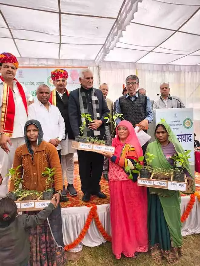 चित्तौड़गढ़ में समीक्षा बैठक के दौरान मंच पर बैठे राजस्थान किसान आयोग अध्यक्ष और जिला अधिकारी। चित्तौड़गढ़ में समीक्षा बैठक के दौरान मंच पर बैठे राजस्थान किसान आयोग अध्यक्ष और जिला अधिकारी।