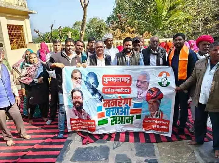 आमेट की ग्राम पंचायत में मनरेगा बचाओ संग्राम के दौरान ग्रामीणों को संबोधित करते योगेंद्र सिंह परमार। आमेट की ग्राम पंचायत में मनरेगा बचाओ संग्राम के दौरान ग्रामीणों को संबोधित करते योगेंद्र सिंह परमार।
