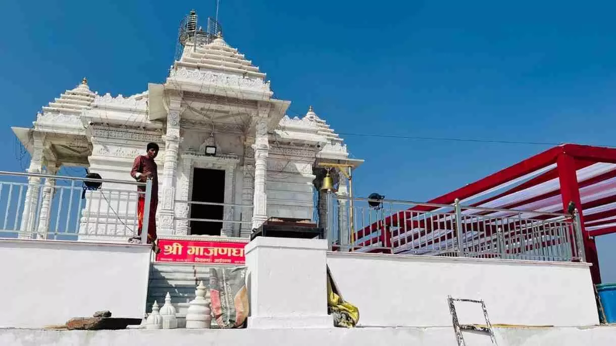 आईड़ाणा स्थित श्री गाजण माता मंदिर के प्रथम पाटोत्सव के दौरान कलश यात्रा निकालते श्रद्धालु। आईड़ाणा स्थित श्री गाजण माता मंदिर के प्रथम पाटोत्सव के दौरान कलश यात्रा निकालते श्रद्धालु।