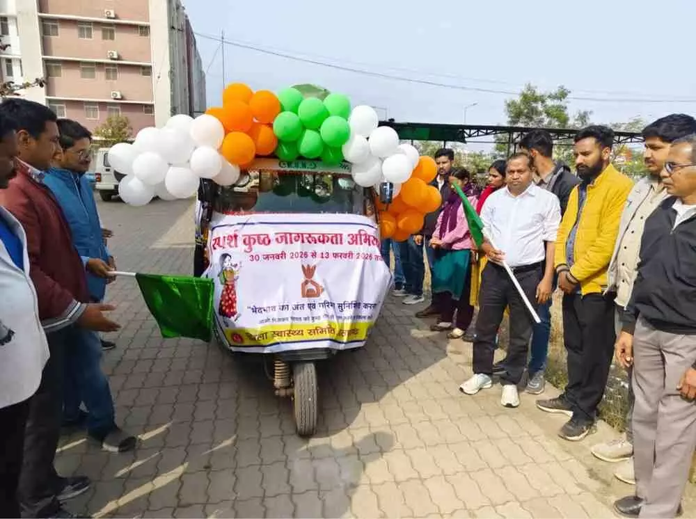 प्रतापगढ़ में मुख्य चिकित्सा एवं स्वास्थ्य अधिकारी डॉ जीवराज मीणा जागरूकता रथ को हरी झंडी दिखाकर रवाना करते हुए।