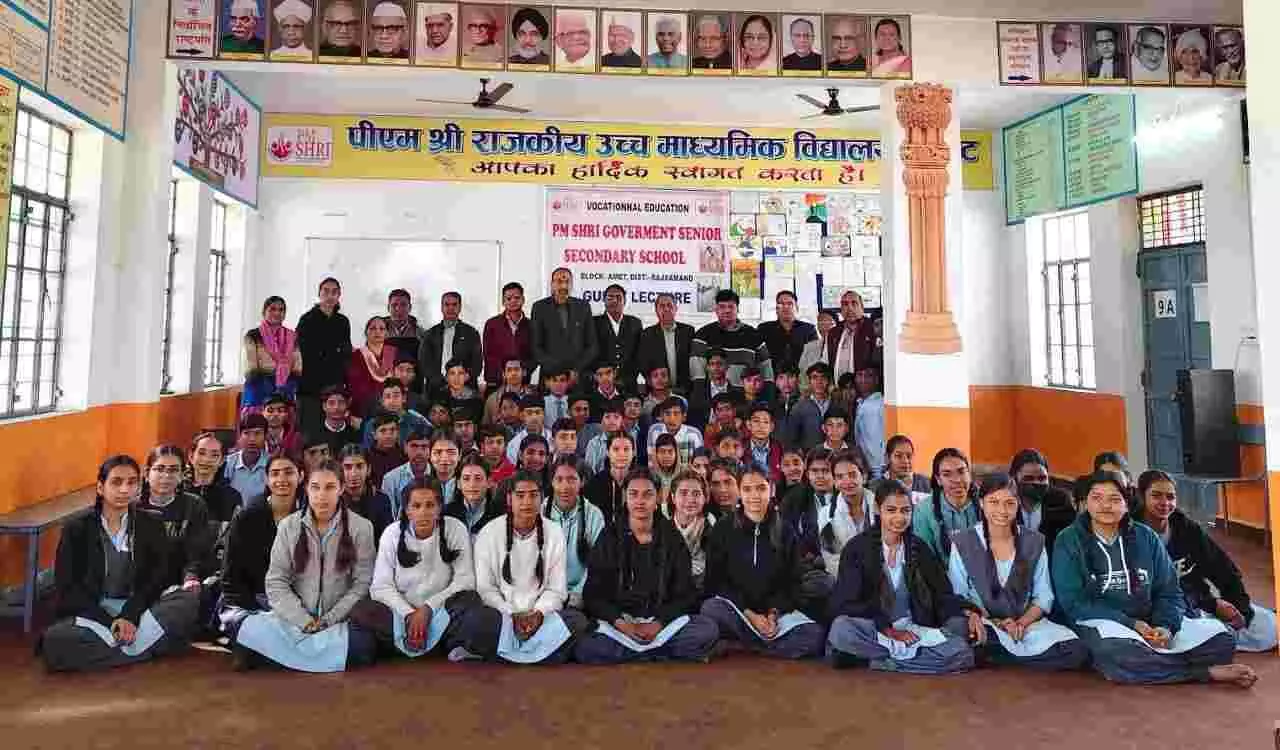 पीएम श्री स्कूल आमेट के सभागार में आयोजित व्यावसायिक शिक्षा कार्यशाला में मंचासीन अतिथि और उपस्थित विद्यार्थी। पीएम श्री स्कूल आमेट के सभागार में आयोजित व्यावसायिक शिक्षा कार्यशाला में मंचासीन अतिथि और उपस्थित विद्यार्थी।
