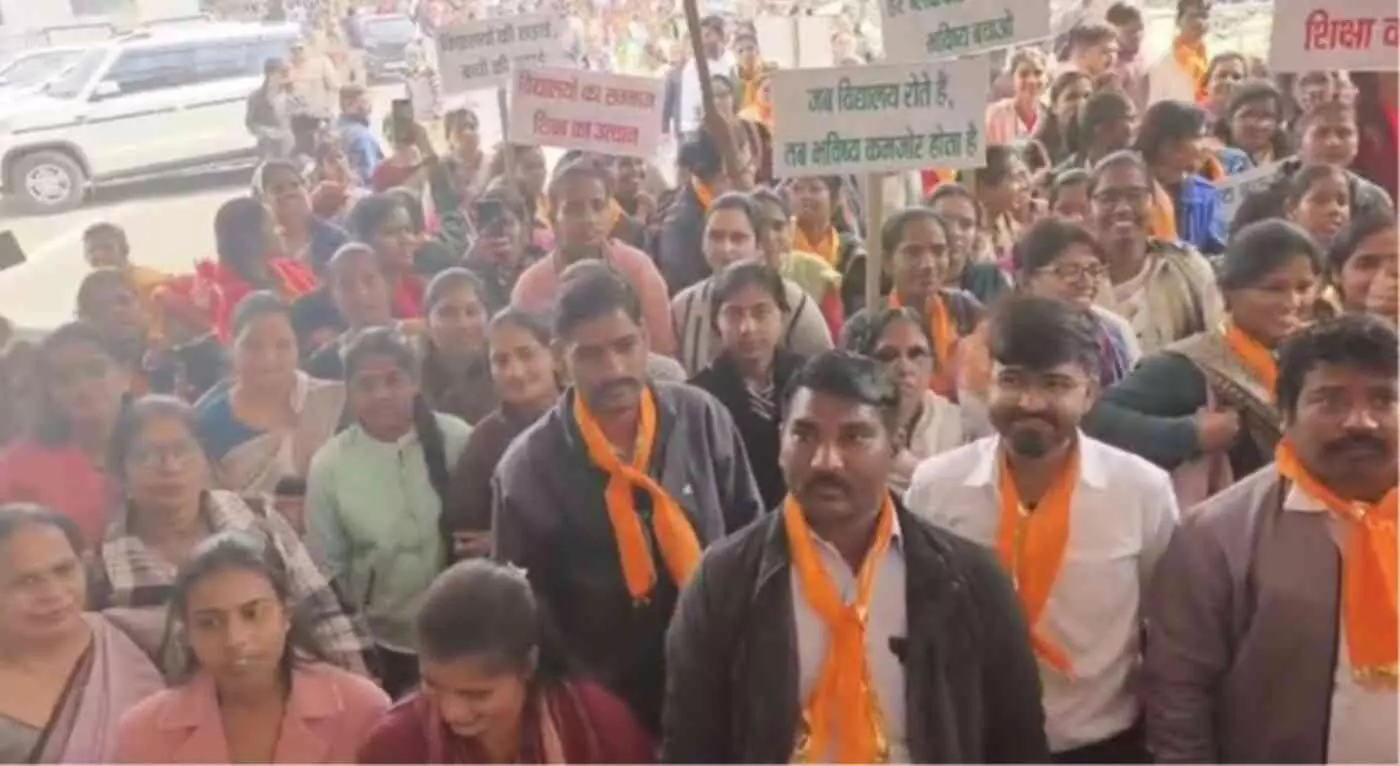 राजसमंद जिला कार्यालय में निजी विद्यालय संगठन के सदस्य जिला कलेक्टर को अपनी मांगों का ज्ञापन सौंपते हुए। राजसमंद जिला कार्यालय में निजी विद्यालय संगठन के सदस्य जिला कलेक्टर को अपनी मांगों का ज्ञापन सौंपते हुए।