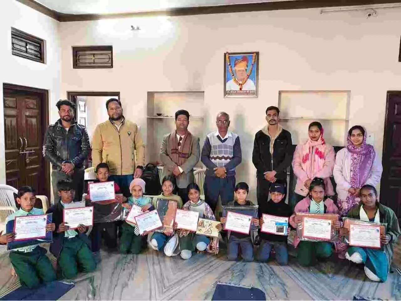 आमेट के विद्यालय में तम्बाकू नियंत्रण कार्यक्रम के दौरान पुरस्कार वितरण समारोह में उपस्थित अतिथि और विद्यार्थी। आमेट के विद्यालय में तम्बाकू नियंत्रण कार्यक्रम के दौरान पुरस्कार वितरण समारोह में उपस्थित अतिथि और विद्यार्थी।