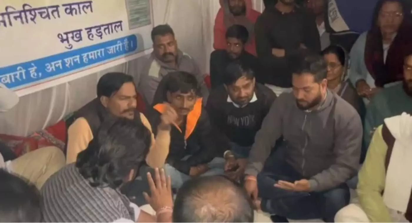 आमेट अस्पताल के बाहर चिकित्सा व्यवस्था में सुधार के लिए अनशन पर बैठे पुष्पेंद्र जांगिड़ और पिंटू मेवाड़ा। आमेट अस्पताल के बाहर चिकित्सा व्यवस्था में सुधार के लिए अनशन पर बैठे पुष्पेंद्र जांगिड़ और पिंटू मेवाड़ा।