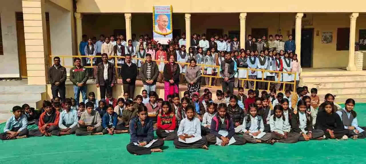 राजकीय उच्च माध्यमिक विद्यालय ढेलाणा में शहीद दिवस पर महात्मा गांधी को श्रद्धांजलि देते हुए शिक्षक और विद्यार्थी। राजकीय उच्च माध्यमिक विद्यालय ढेलाणा में शहीद दिवस पर महात्मा गांधी को श्रद्धांजलि देते हुए शिक्षक और विद्यार्थी।
