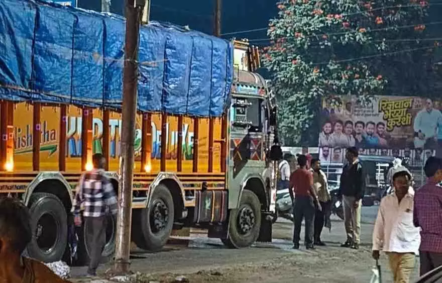 बडनेरा में यातायात पुलिस अधिकारी सड़क पर वाहन रोककर नियमों के उल्लंघन की जांच करते हुए।