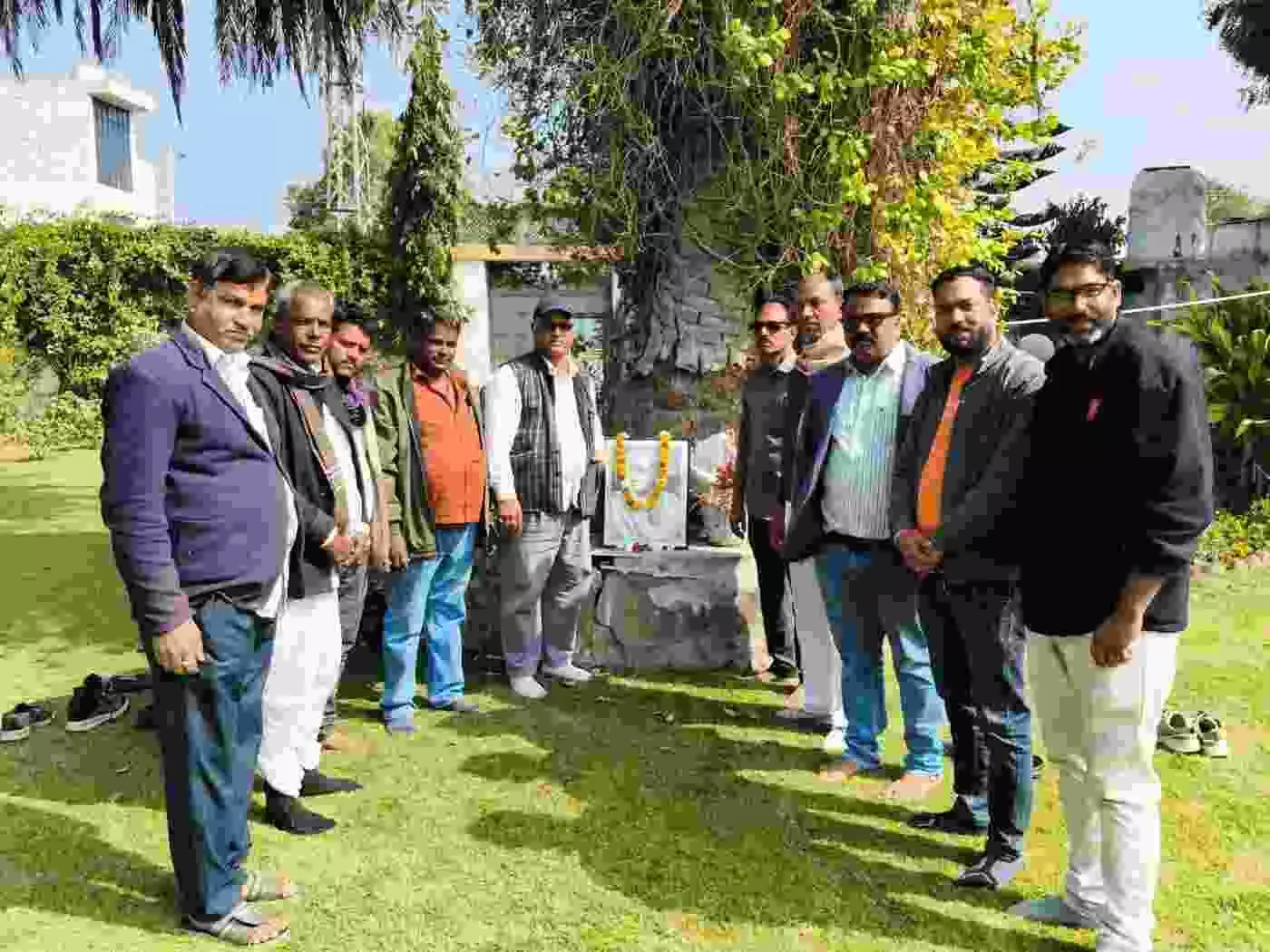आमेट में महात्मा गांधी की पुण्यतिथि पर श्रद्धा सुमन अर्पित करते हुए कांग्रेस पदाधिकारी और कार्यकर्ता। आमेट में महात्मा गांधी की पुण्यतिथि पर श्रद्धा सुमन अर्पित करते हुए कांग्रेस पदाधिकारी और कार्यकर्ता।