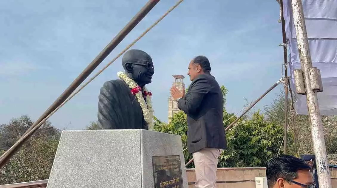 मिनी सचिवालय झालावाड़ में महात्मा गांधी की प्रतिमा के सामने अधिकारी और नागरिक शहीद दिवस पर मौन धारण कर श्रद्धांजलि देते हुए।