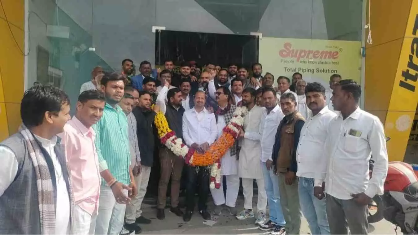 झालावाड़ में नवनियुक्त जिला कांग्रेस अध्यक्ष विरेन्द्र सिंह गुर्जर का स्वागत करते हुए कांग्रेस कार्यकर्ता और पदाधिकारी।
