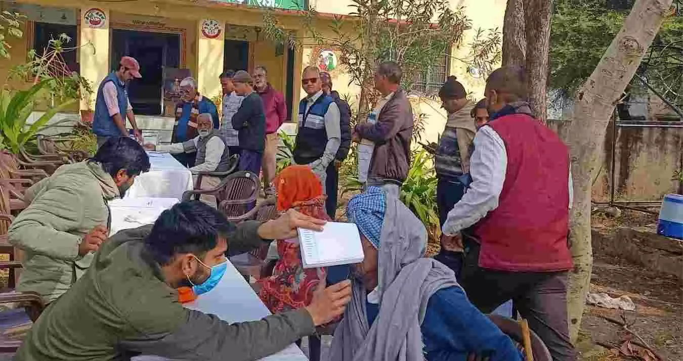 सेमा ग्राम पंचायत में चिकित्सा शिविर के दौरान डॉक्टर और मरीज स्वास्थ्य जांच और उपचार के संदर्भ में। सेमा ग्राम पंचायत में चिकित्सा शिविर के दौरान डॉक्टर और मरीज स्वास्थ्य जांच और उपचार के संदर्भ में।
