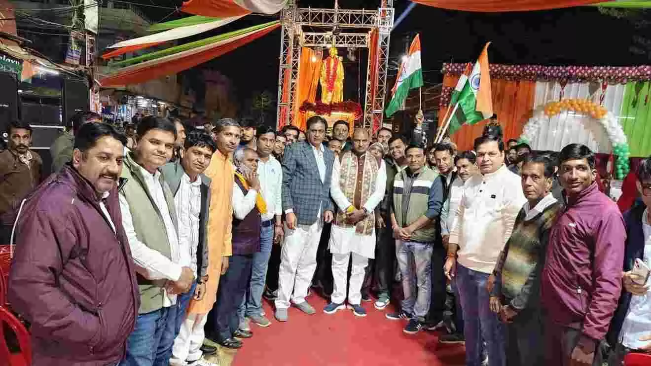 निंबाहेड़ा के स्वामी विवेकानंद सर्कल पर सांसद और विधायक द्वारा स्वामी विवेकानंद की प्रतिमा का अनावरण किया जा रहा है। निंबाहेड़ा के स्वामी विवेकानंद सर्कल पर सांसद और विधायक द्वारा स्वामी विवेकानंद की प्रतिमा का अनावरण किया जा रहा है।