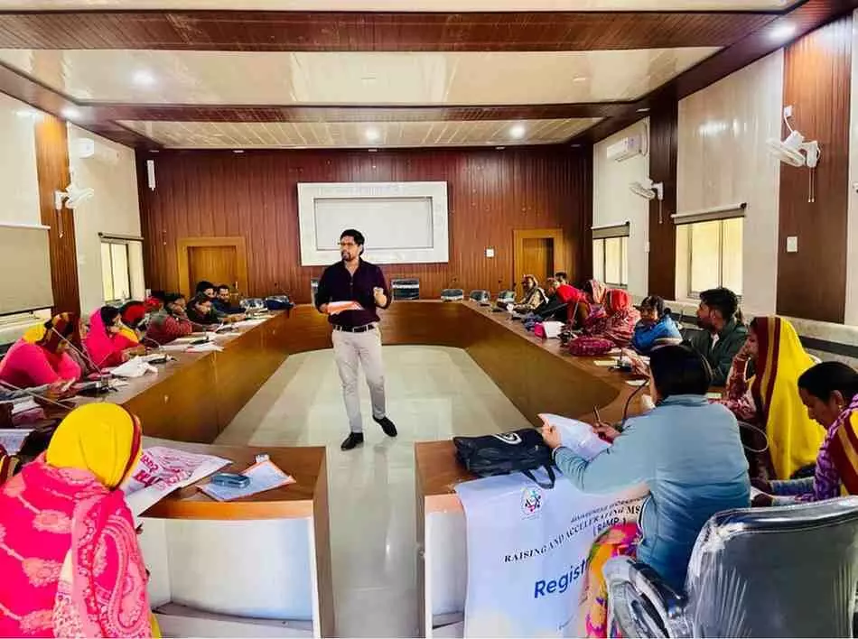 भूपालसागर पंचायत समिति सभागार में एमएसएमई जागरूकता अभियान के दौरान जानकारी देते विशेषज्ञ और बैठे हुए उद्यमी। भूपालसागर पंचायत समिति सभागार में एमएसएमई जागरूकता अभियान के दौरान जानकारी देते विशेषज्ञ और बैठे हुए उद्यमी।