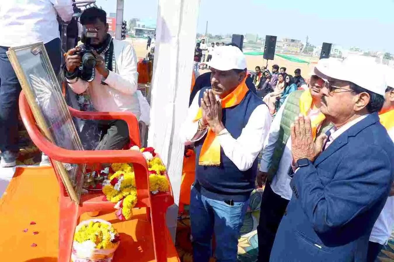 निंबाहेड़ा के खेल मैदान में उदय खेल महोत्सव का ध्वज फहराते पूर्व मंत्री उदयलाल आंजना और उपस्थित जनसमूह। निंबाहेड़ा के खेल मैदान में उदय खेल महोत्सव का ध्वज फहराते पूर्व मंत्री उदयलाल आंजना और उपस्थित जनसमूह।
