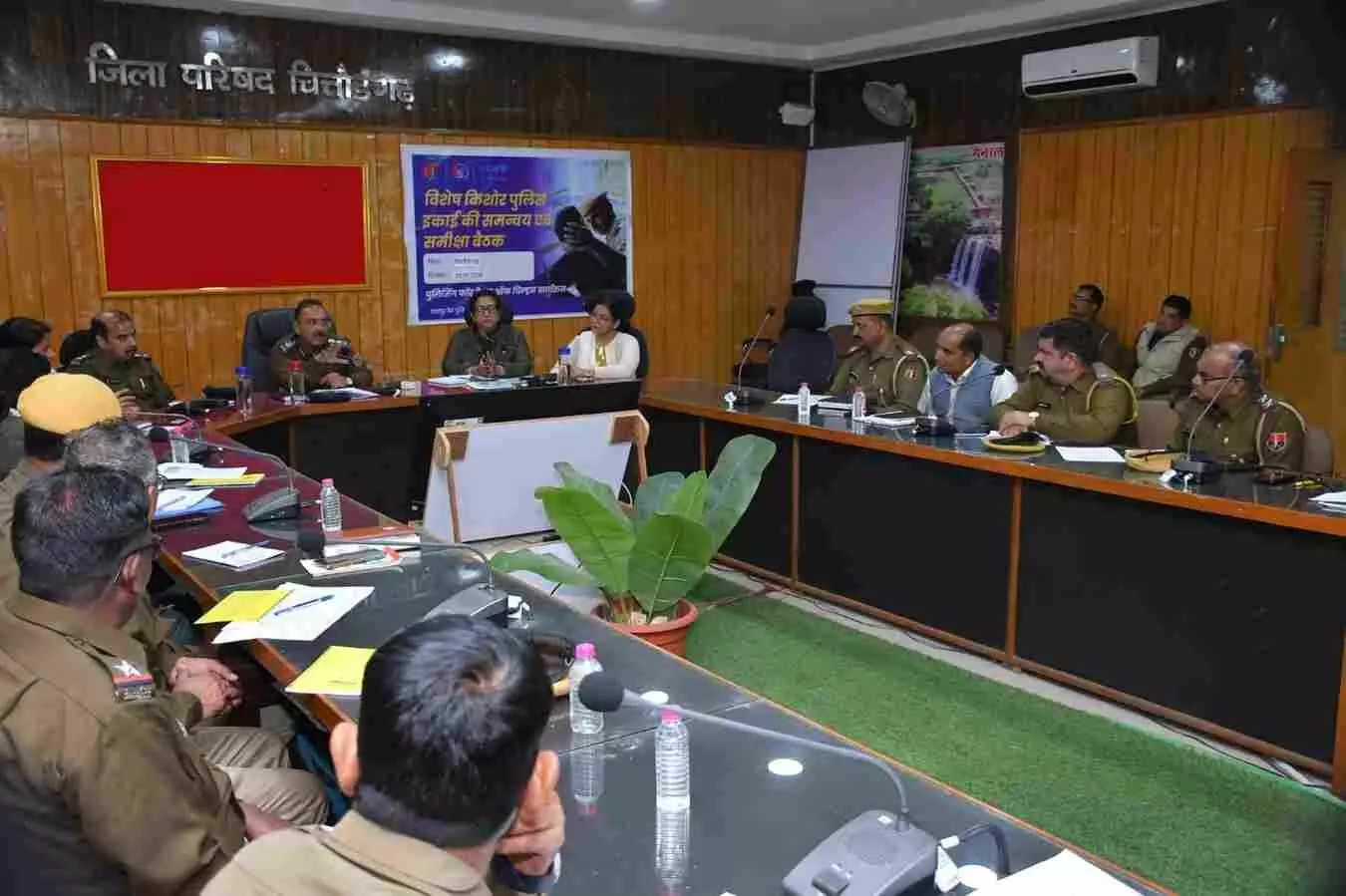 चित्तौड़गढ़ जिला परिषद में एसपी मनीष त्रिपाठी और अन्य अधिकारी बाल संरक्षण बैठक के दौरान चर्चा करते हुए। चित्तौड़गढ़ जिला परिषद में एसपी मनीष त्रिपाठी और अन्य अधिकारी बाल संरक्षण बैठक के दौरान चर्चा करते हुए।