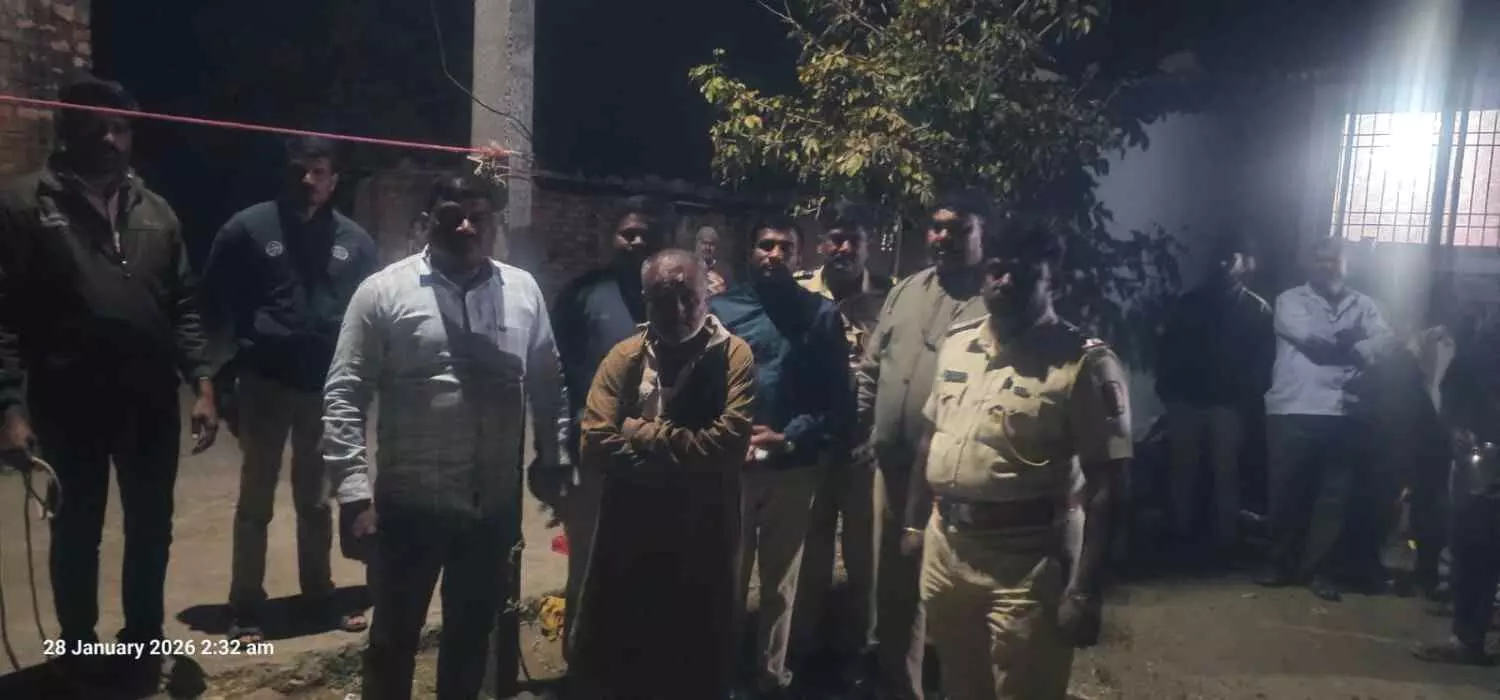 उदगीर ग्रामीण पुलिस थाने के बाहर खड़ा हत्या का आरोपी और पुलिस अधिकारी घटना की जांच करते हुए। उदगीर ग्रामीण पुलिस थाने के बाहर खड़ा हत्या का आरोपी और पुलिस अधिकारी घटना की जांच करते हुए।