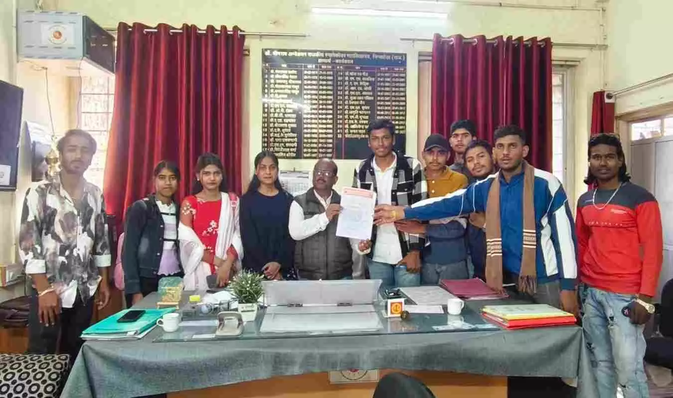 निम्बाहेडा महाविद्यालय में प्राचार्य को ज्ञापन सौंपते एबीवीपी कार्यकर्ता और विद्यार्थी परिषद के सदस्य। निम्बाहेडा महाविद्यालय में प्राचार्य को ज्ञापन सौंपते एबीवीपी कार्यकर्ता और विद्यार्थी परिषद के सदस्य।
