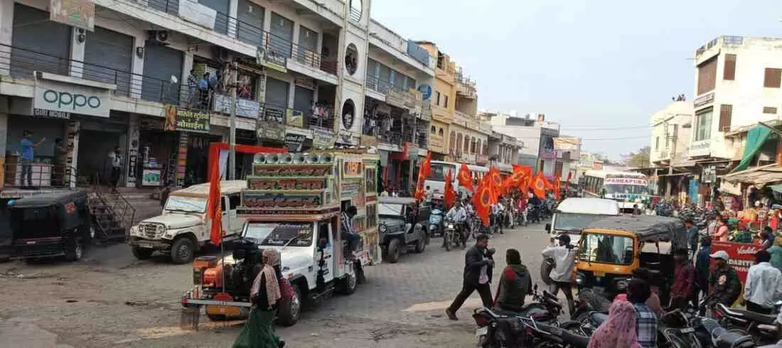 झाड़ोल के आजाद मैदान में मोटरसाइकिल रैली निकालते हुए युवा और ग्रामीण जन। झाड़ोल के आजाद मैदान में मोटरसाइकिल रैली निकालते हुए युवा और ग्रामीण जन।
