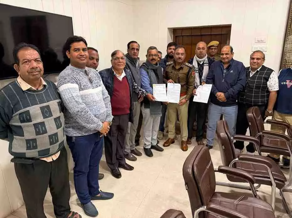 चित्तौड़गढ़ में सर्राफा एसोसिएशन के व्यापारी जिला पुलिस अधीक्षक को सुरक्षा की मांग हेतु ज्ञापन सौंपते हुए। चित्तौड़गढ़ में सर्राफा एसोसिएशन के व्यापारी जिला पुलिस अधीक्षक को सुरक्षा की मांग हेतु ज्ञापन सौंपते हुए।