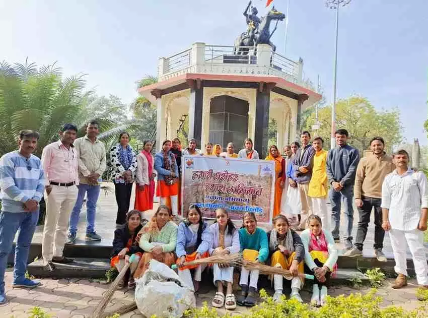 महाराणा प्रताप सर्कल चित्तौड़गढ़ पर स्वच्छता अभियान के दौरान पुष्पांजलि अर्पित करते एकल अभियान के कार्यकर्ता। महाराणा प्रताप सर्कल चित्तौड़गढ़ पर स्वच्छता अभियान के दौरान पुष्पांजलि अर्पित करते एकल अभियान के कार्यकर्ता।