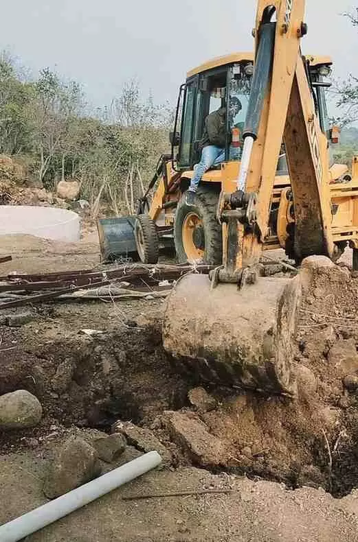 बागलिया जंगल में पुलिस जेसीबी मशीन से अवैध एमडी मादक पदार्थ निर्माण की झोपड़ी नष्ट कर रही है। बागलिया जंगल में पुलिस जेसीबी मशीन से अवैध एमडी मादक पदार्थ निर्माण की झोपड़ी नष्ट कर रही है।