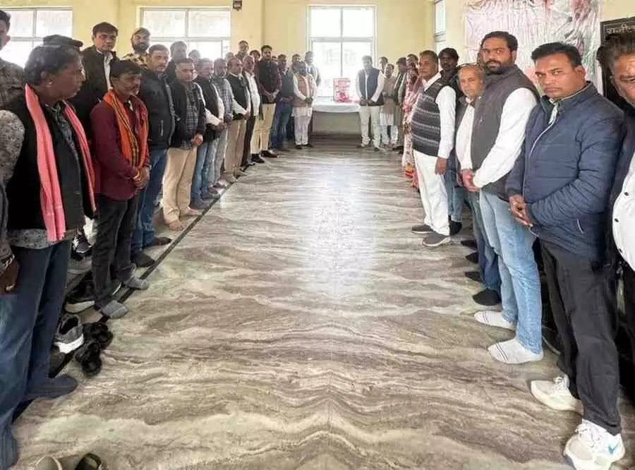 चित्तौड़गढ़ में जिला कांग्रेस कमेटी के सदस्य महात्मा गांधी की प्रतिमा पर पुष्प अर्पित कर श्रद्धांजलि देते हुए। चित्तौड़गढ़ में जिला कांग्रेस कमेटी के सदस्य महात्मा गांधी की प्रतिमा पर पुष्प अर्पित कर श्रद्धांजलि देते हुए।