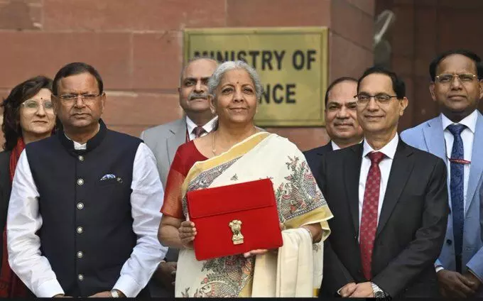 Budget 2026: क्या मध्यम वर्ग को मिलेगा निर्मला सीतारमण का  तोहफा? सोने-चांदी की किमतों में हो सकता बड़ा बदलाव...