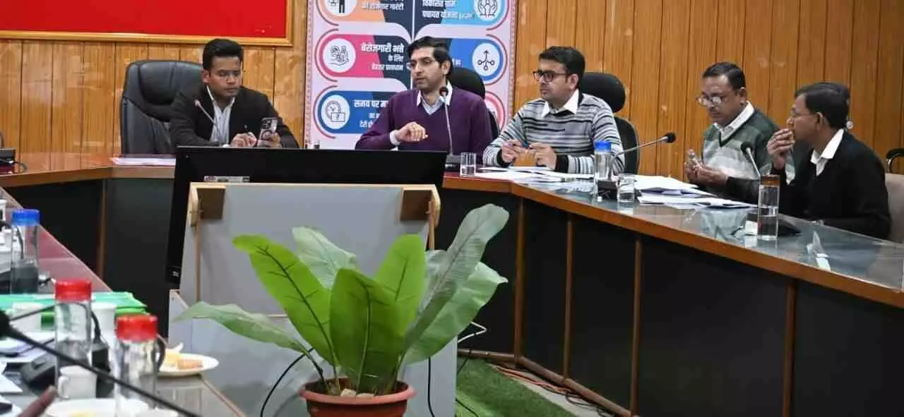 चित्तौड़गढ़ ग्रामीण विकास सभागार में डीएमएफटी मैनेजिंग कमेटी बैठक की अध्यक्षता करते जिला कलक्टर आलोक रंजन। चित्तौड़गढ़ ग्रामीण विकास सभागार में डीएमएफटी मैनेजिंग कमेटी बैठक की अध्यक्षता करते जिला कलक्टर आलोक रंजन।