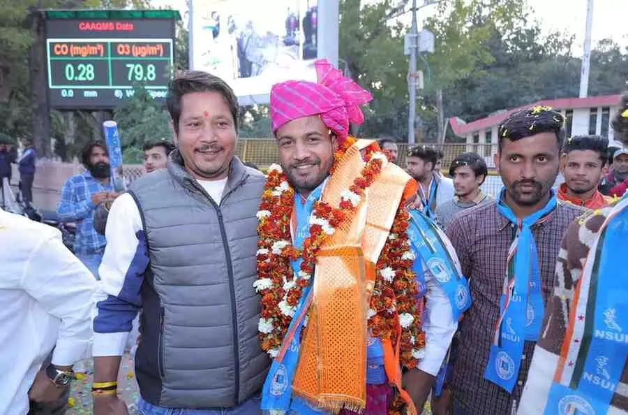 चित्तौड़गढ़ कलेक्ट्रेट चौराहे पर समर्थकों के बीच स्वागत स्वीकार करते एनएसयूआई नेता अल्पेश गोस्वामी। चित्तौड़गढ़ कलेक्ट्रेट चौराहे पर समर्थकों के बीच स्वागत स्वीकार करते एनएसयूआई नेता अल्पेश गोस्वामी।