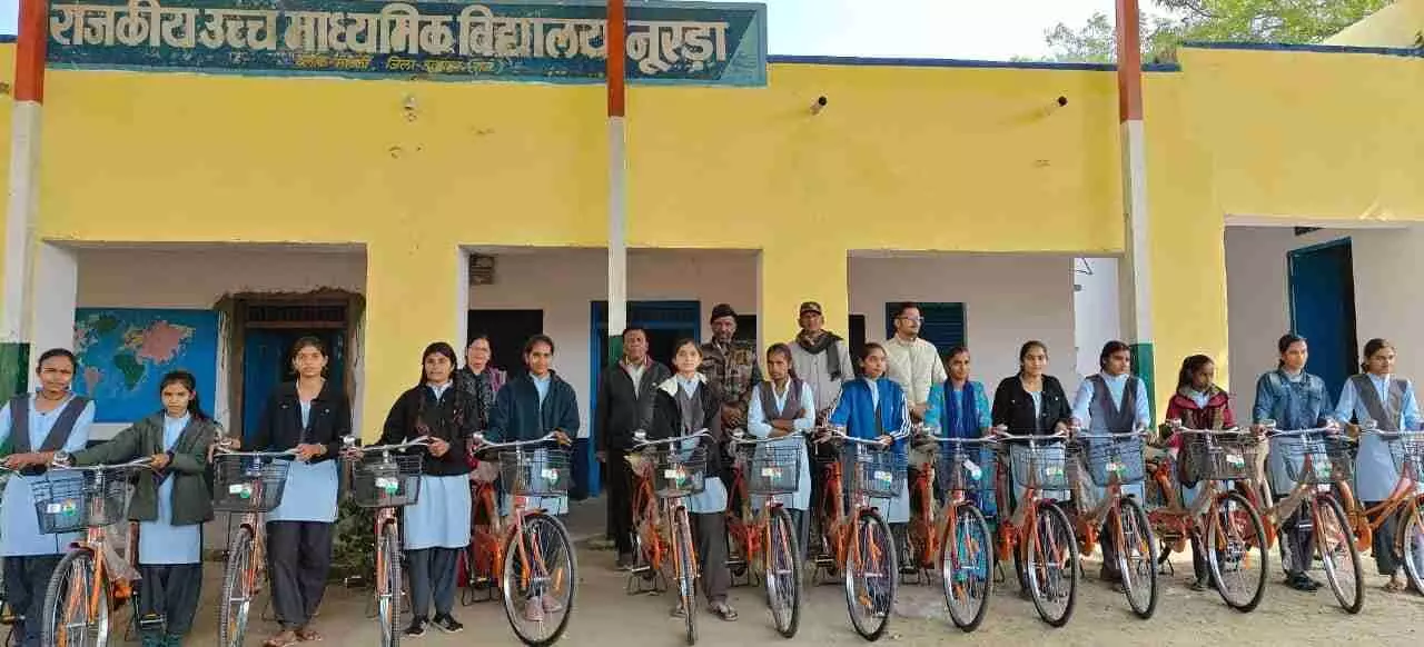 मावली के राजकीय विद्यालय में छात्राओं को दी जाने वाली साईकिलों का पंक्तिबद्ध समूह।