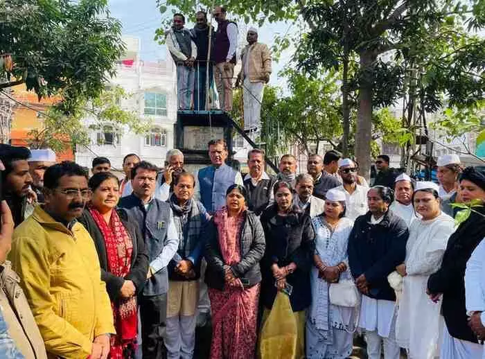 कोटा के रामपुरा गांधी चौक में महात्मा गांधी की प्रतिमा पर माल्यार्पण करतीं राखी गौतम और कांग्रेस कार्यकर्ता। कोटा के रामपुरा गांधी चौक में महात्मा गांधी की प्रतिमा पर माल्यार्पण करतीं राखी गौतम और कांग्रेस कार्यकर्ता।
