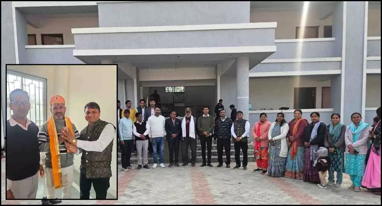मावली के खरताणा स्कूल में वरिष्ठ अध्यापक प्राणजीवन पालीवाल का मेवाड़ी पाघ पहनाकर स्वागत करते अतिथि।