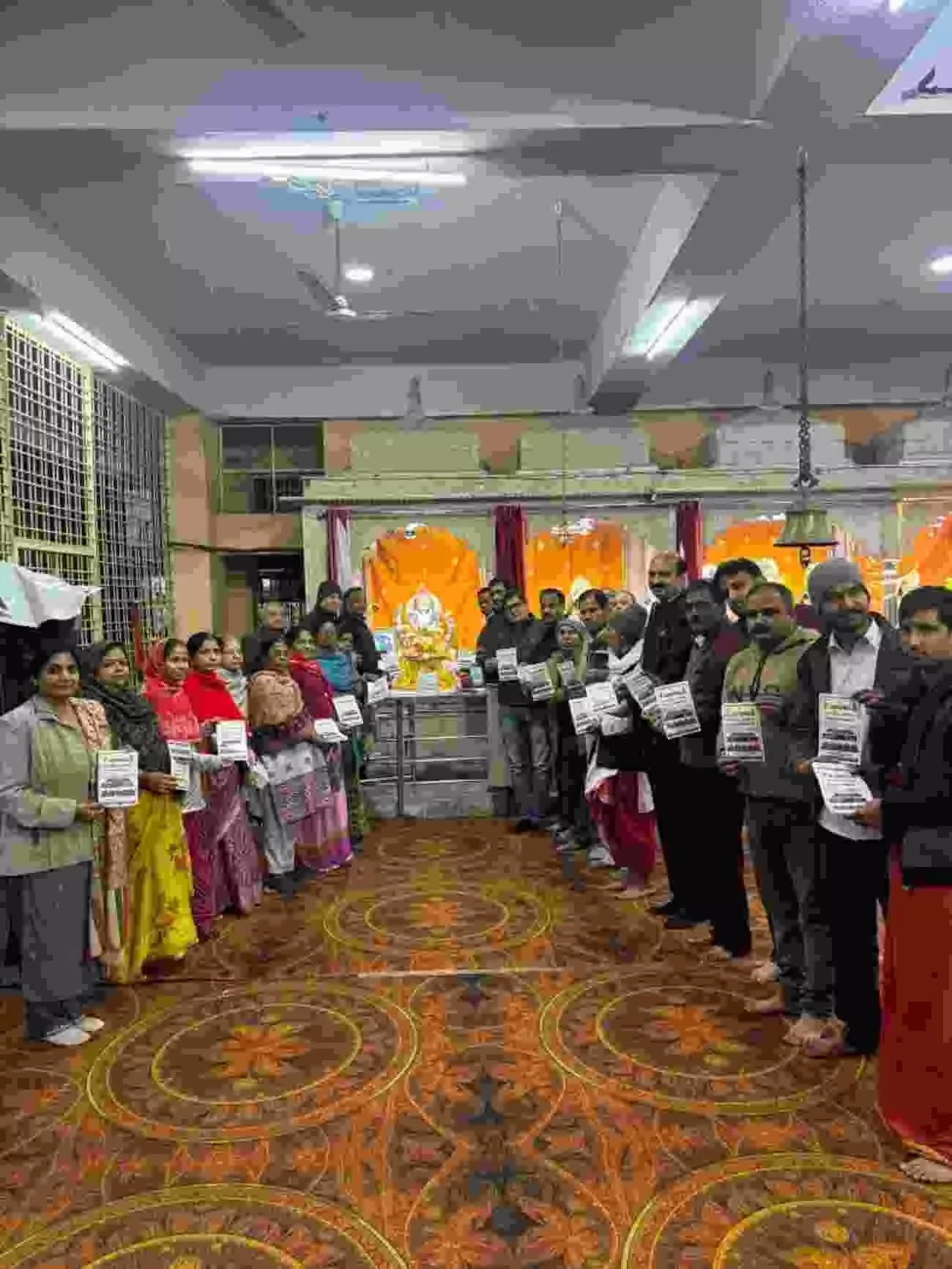 हनुमान मंदिर में हिंदू सम्मेलन के पोस्टर का विमोचन करते आयोजन समिति के सदस्य हनुमान मंदिर में हिंदू सम्मेलन के पोस्टर का विमोचन करते आयोजन समिति के सदस्य