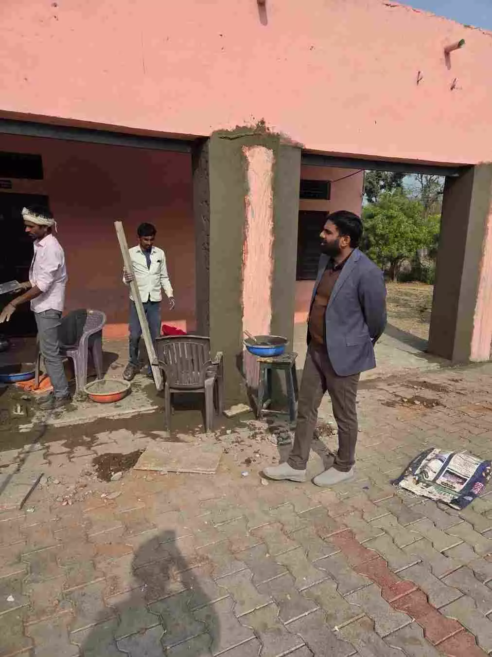 सलूम्बर के ग्राम पंचायत मोरीला में निर्माणाधीन भवन का निरीक्षण करते उपखण्ड अधिकारी जगदीश चन्द्र बामणिया।
