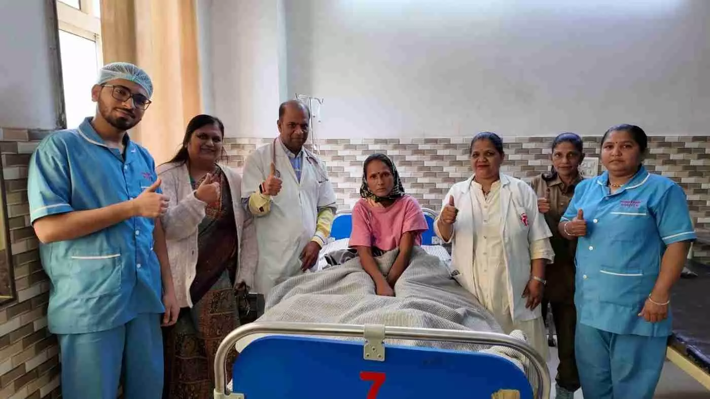 कोटा के राधा कृष्णा अस्पताल में पांचवें सीजेरियन ऑपरेशन के बाद डॉक्टरों की टीम और मरीज। कोटा के राधा कृष्णा अस्पताल में पांचवें सीजेरियन ऑपरेशन के बाद डॉक्टरों की टीम और मरीज।
