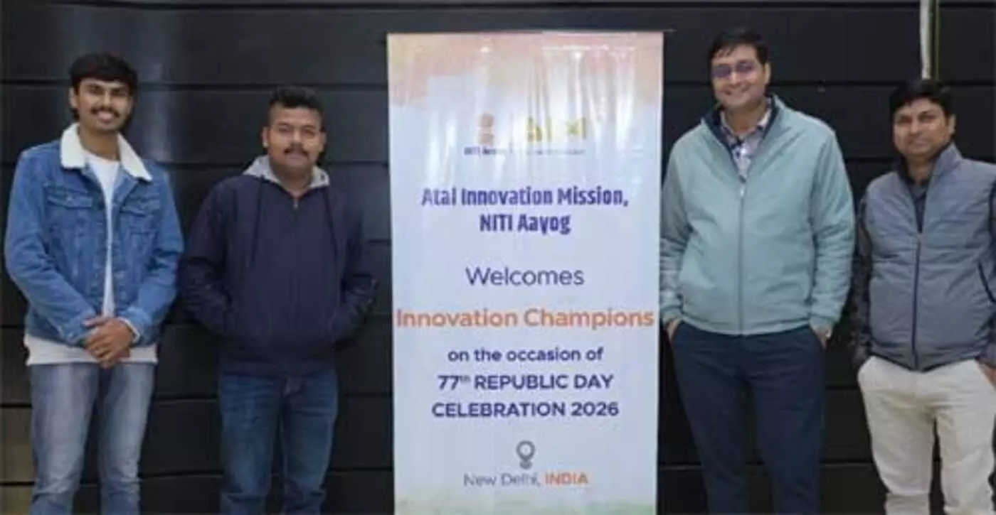 अटल इनोवेशन मिशन नीति आयोग के बैनर के पास खड़े आर्यन सिंह और उनकी टीम दिल्ली में। अटल इनोवेशन मिशन नीति आयोग के बैनर के पास खड़े आर्यन सिंह और उनकी टीम दिल्ली में।