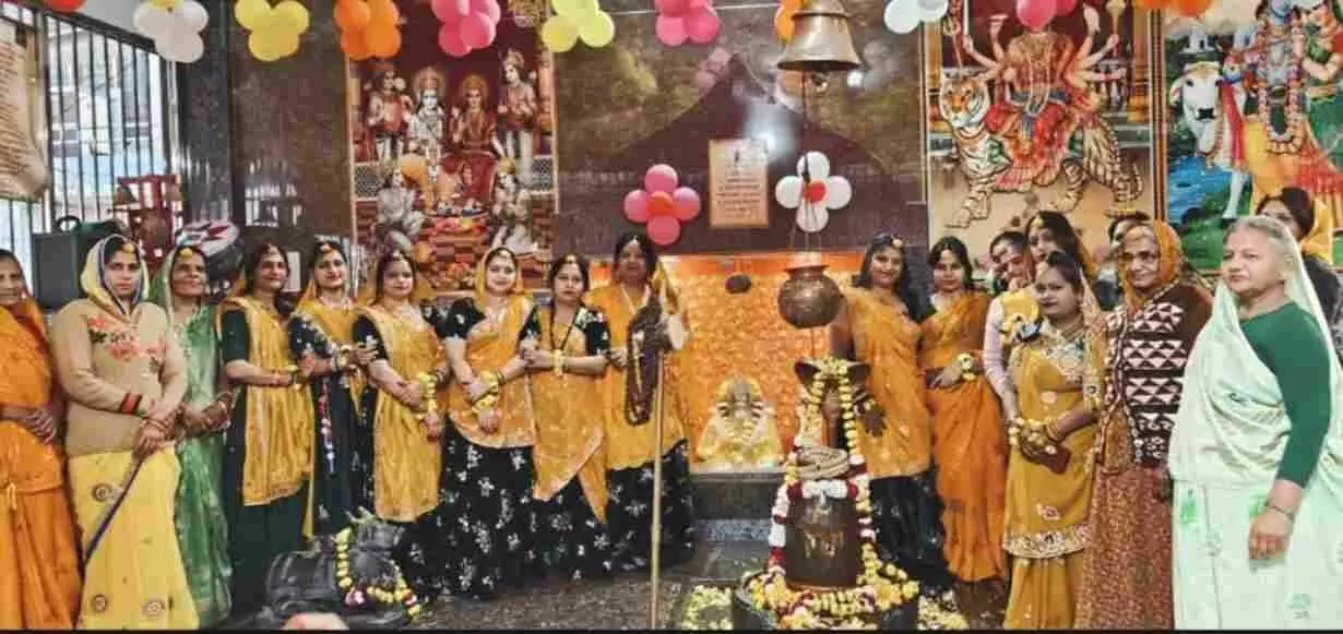 बारां के महाकाल मंदिर में प्रथम वर्षगांठ पर हल्दी-मेहंदी कार्यक्रम में भजन गाती महिलाएं। बारां के महाकाल मंदिर में प्रथम वर्षगांठ पर हल्दी-मेहंदी कार्यक्रम में भजन गाती महिलाएं।