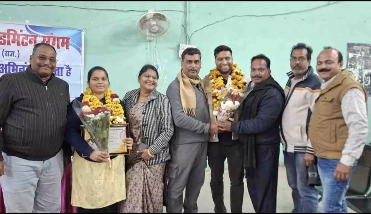 बारां में आयोजित समारोह के दौरान मंच पर पुरस्कार प्राप्त करते धावक मोहित सिंह हाड़ा और बालिका महिमा सुमन। बारां में आयोजित समारोह के दौरान मंच पर पुरस्कार प्राप्त करते धावक मोहित सिंह हाड़ा और बालिका महिमा सुमन।
