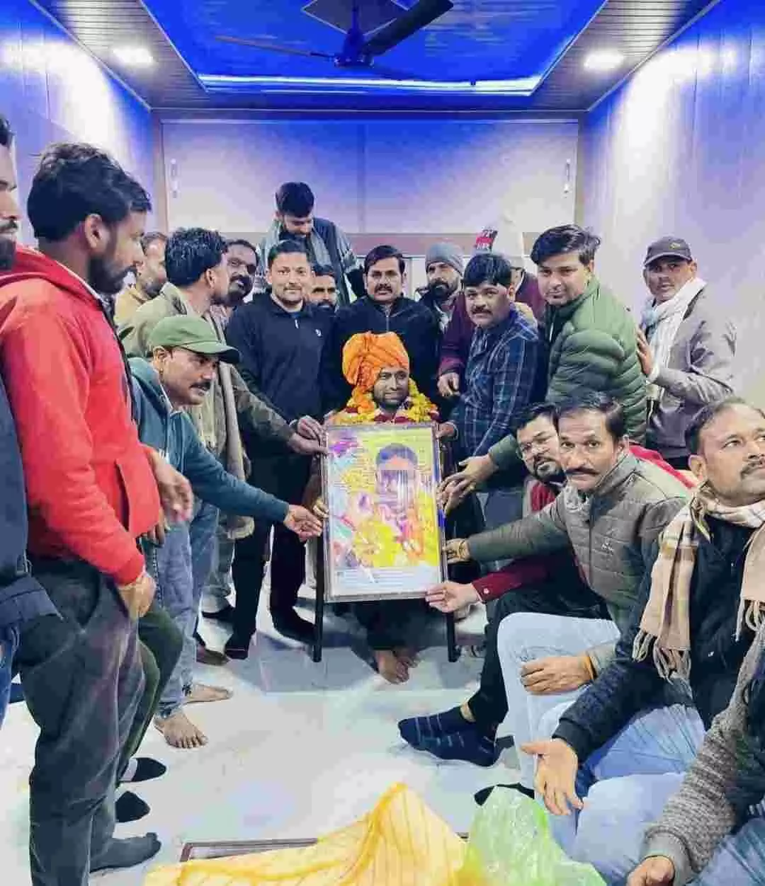 बारां में एशिया बुक ऑफ रिकॉर्ड्स विजेता धावक मोहित सिंह हाडा का स्वागत करते कांग्रेस पदाधिकारी। बारां में एशिया बुक ऑफ रिकॉर्ड्स विजेता धावक मोहित सिंह हाडा का स्वागत करते कांग्रेस पदाधिकारी।