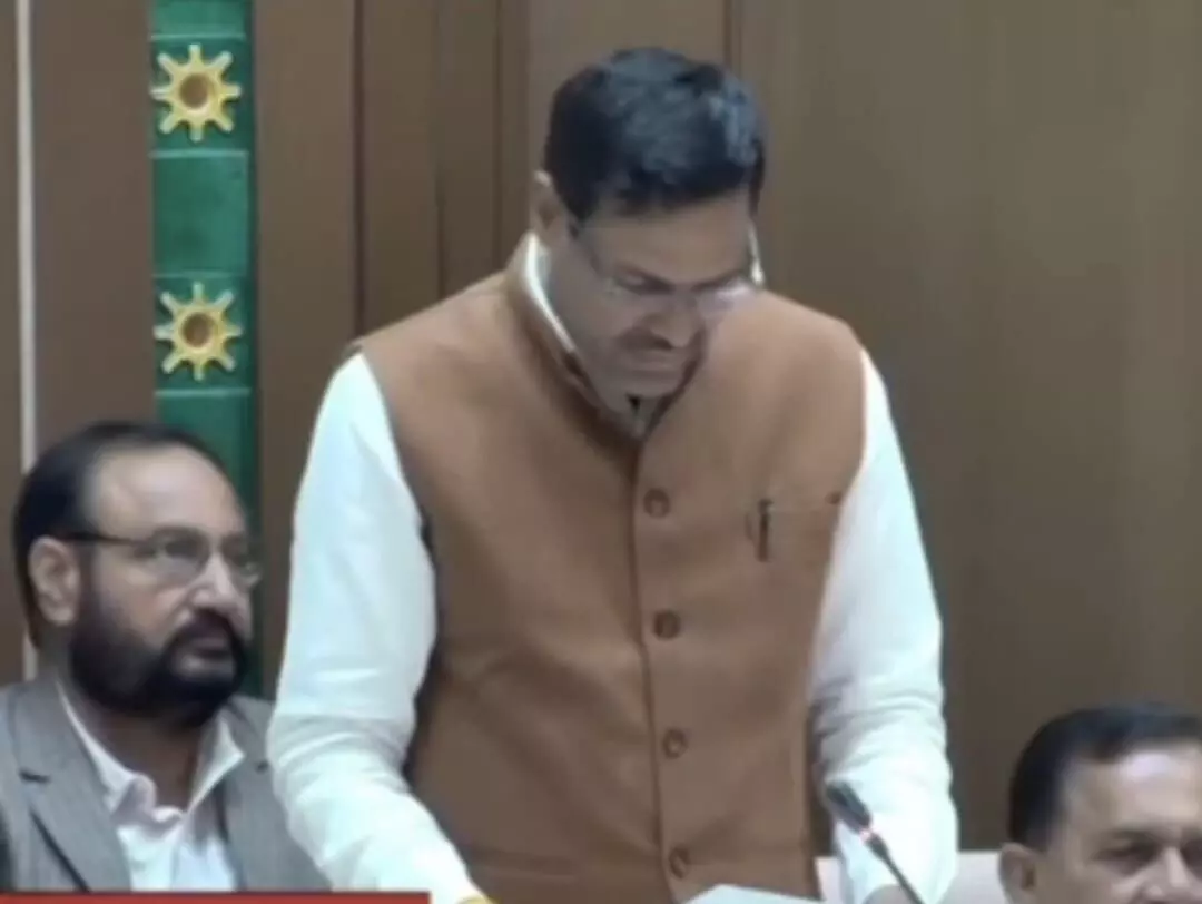 विधानसभा सदन में विधायक राधेश्याम बैरवा किसानों के फसल मुआवजे के विषय पर अपना प्रस्ताव प्रस्तुत करते हुए। विधानसभा सदन में विधायक राधेश्याम बैरवा किसानों के फसल मुआवजे के विषय पर अपना प्रस्ताव प्रस्तुत करते हुए।