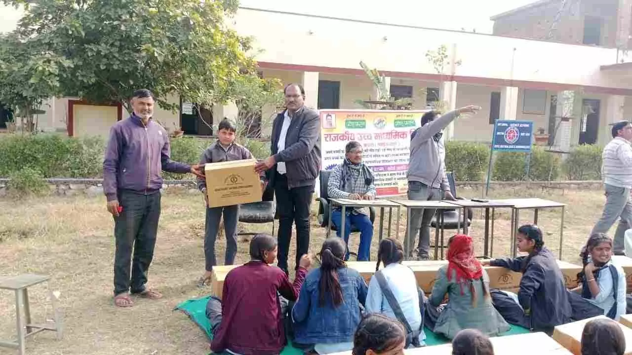 बाटोदा के राजकीय विद्यालय में विद्यार्थियों को कौशल विकास किट वितरित करते शिक्षक और प्रधानाचार्य। बाटोदा के राजकीय विद्यालय में विद्यार्थियों को कौशल विकास किट वितरित करते शिक्षक और प्रधानाचार्य।