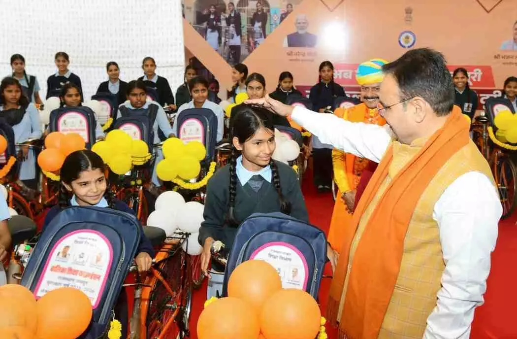 राजस्थान के पीएमश्री विद्यालय में आधुनिक संसाधनों से सुसज्जित स्मार्ट क्लासरूम और पढ़ते हुए विद्यार्थी। राजस्थान के पीएमश्री विद्यालय में आधुनिक संसाधनों से सुसज्जित स्मार्ट क्लासरूम और पढ़ते हुए विद्यार्थी।