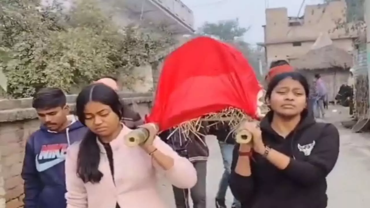 मां की अर्थी को नहीं मिला कंधा, सगे संबंधियों ने फेरा मुंह... तो बिहार में बेटियों ने तोड़ी सदियों पुरानी रस्में, मां को दी मुखाग्नि मां की अर्थी को नहीं मिला कंधा, सगे संबंधियों ने फेरा मुंह... तो बिहार में बेटियों ने तोड़ी सदियों पुरानी रस्में, मां को दी मुखाग्नि