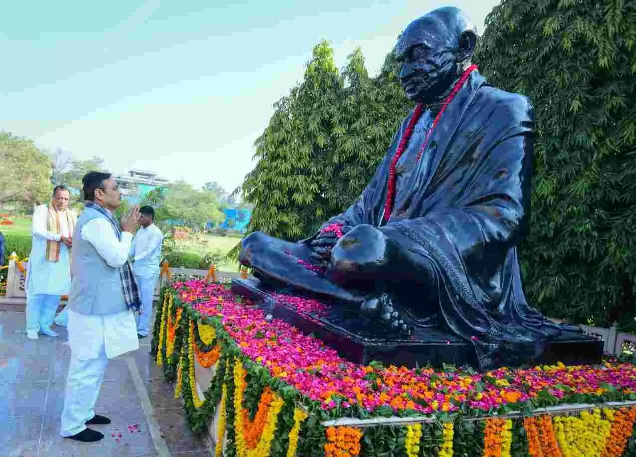 सचिवालय में महात्मा गांधी की प्रतिमा पर पुष्प अर्पित करते मुख्यमंत्री भजनलाल शर्मा की तस्वीर। सचिवालय में महात्मा गांधी की प्रतिमा पर पुष्प अर्पित करते मुख्यमंत्री भजनलाल शर्मा की तस्वीर।