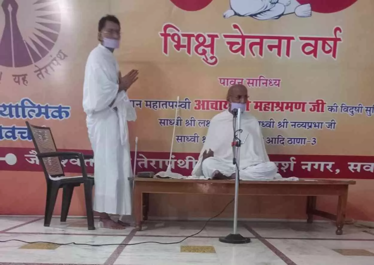 सवाई माधोपुर के तेरापंथ भवन में प्रवचन देते मुनिश्री अर्हत कुमार और उपस्थित जैन धर्मावलंबी। सवाई माधोपुर के तेरापंथ भवन में प्रवचन देते मुनिश्री अर्हत कुमार और उपस्थित जैन धर्मावलंबी।