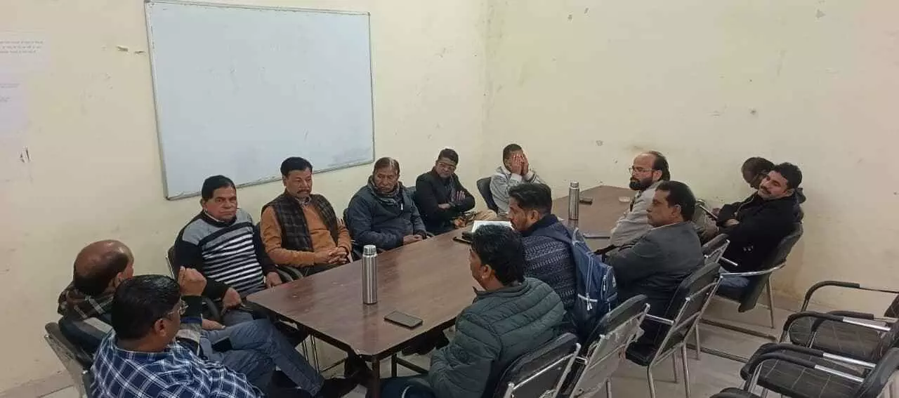 सवाई माधोपुर सूचना एवं जनसंपर्क कार्यालय में आईएफडब्ल्यूजे बैठक के दौरान पत्रकार हितों पर चर्चा करते सदस्य। सवाई माधोपुर सूचना एवं जनसंपर्क कार्यालय में आईएफडब्ल्यूजे बैठक के दौरान पत्रकार हितों पर चर्चा करते सदस्य।