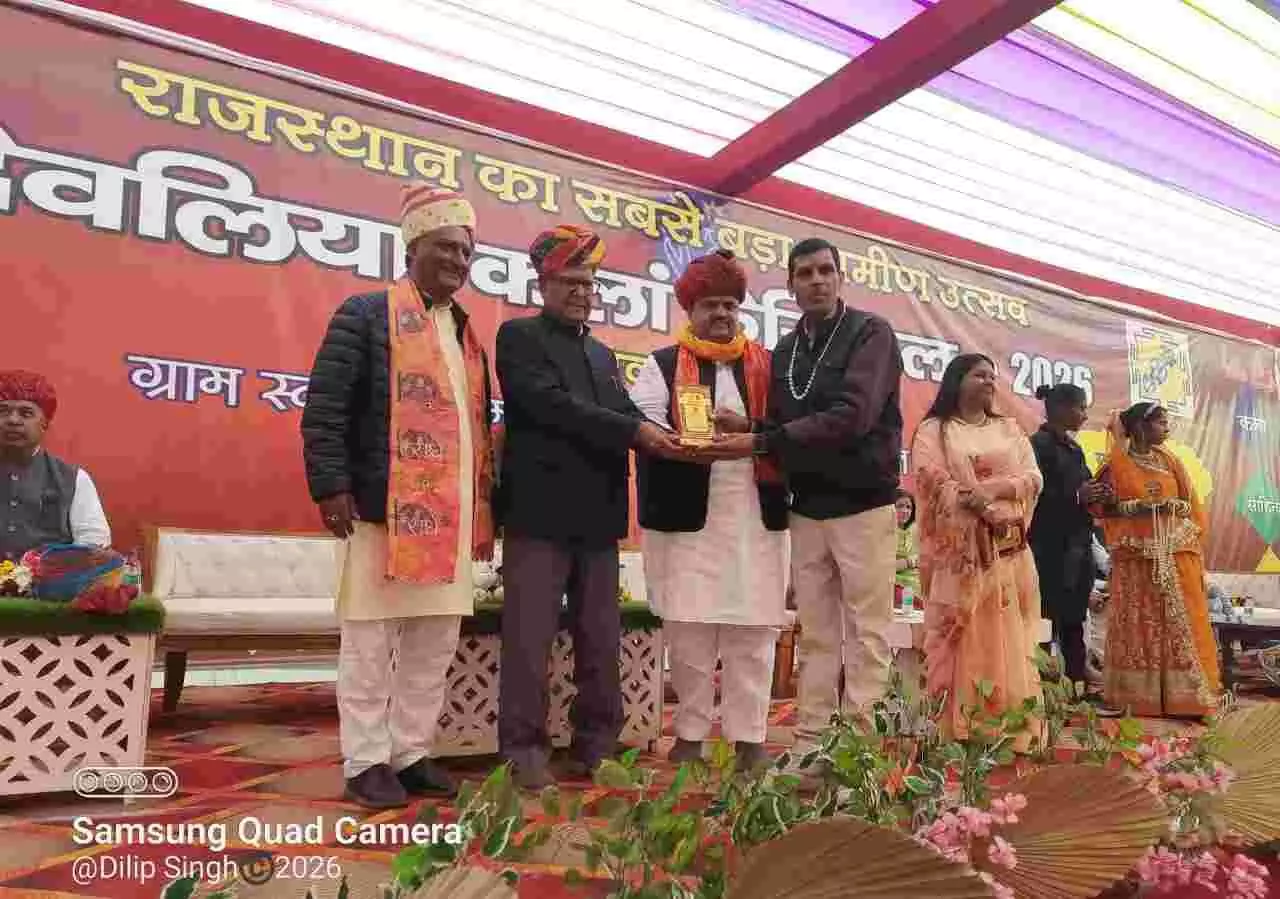 देवलिया कलां उत्सव में अतिथि वरिष्ठ पत्रकार दिलीप सिंह को हार पहनाकर अवार्ड प्रदान करते हुए। देवलिया कलां उत्सव में अतिथि वरिष्ठ पत्रकार दिलीप सिंह को हार पहनाकर अवार्ड प्रदान करते हुए।